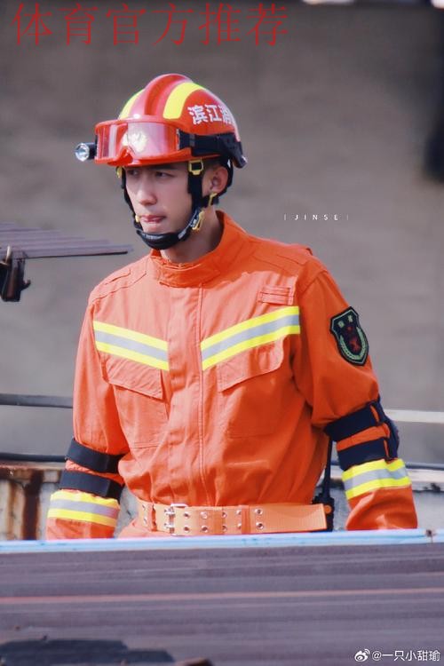 为消防车带路的少年，想当职业足球运动员